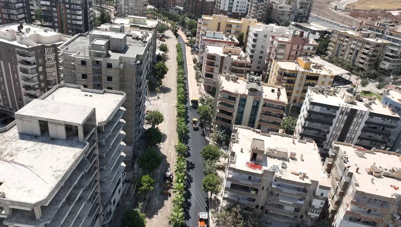 Karaköprü’de Deforme Olan Yollar Sıcak Asfaltla Yenileniyor