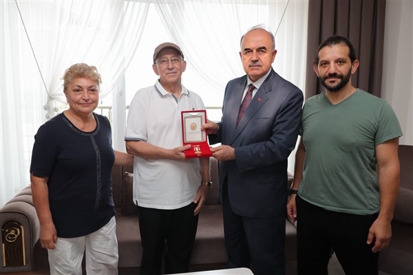 Ordu Valisi Erol, Kıbrıs gazisine gazilik madalyası ve beratını takdim etti