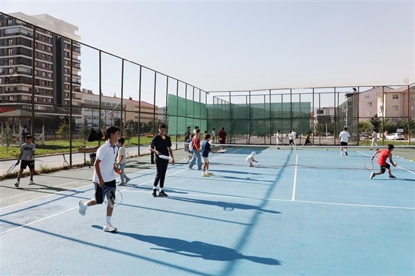 Bayburt'ta tenis kortu hizmete sunuldu