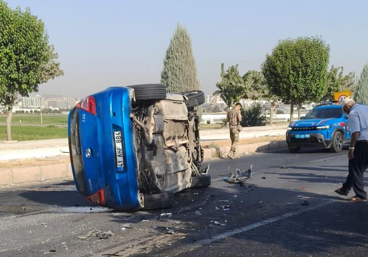 Şanlıurfa Akçakale Yolu’nda Kaza: Araç Takla Attı, Yaralılar Var