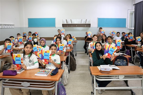 Esenler Belediyesi, geri dönüşümden elde ettiği defterleri öğrencilere dağıttı