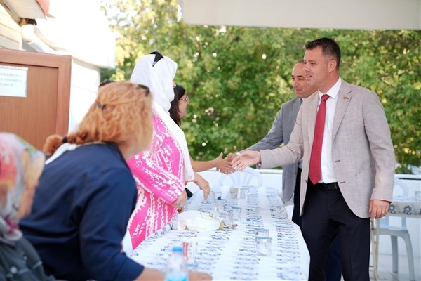 Başkan Sarıkurt, Hanımeli Çarşısı’nda üreten kadınlarla buluştu