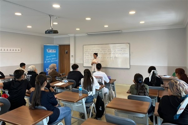 Esenyurt Belediyesi'nden öğrencilere ücretsiz eğitim desteği