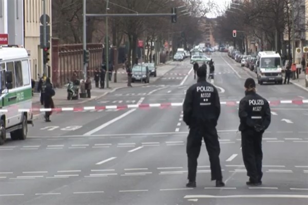 Berlin'de binlerce kişi, eski bir bombanın bulunması üzerine evlerinden tahliye edildi