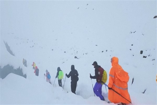 Everest Dağı'nın Tibet yamaçlarında tipi nedeniyle yüzlerce kişi mahsur kaldı