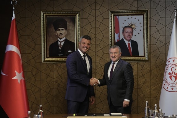 Bakan Bak, Fenerbahçe yönetimi ile görüştü