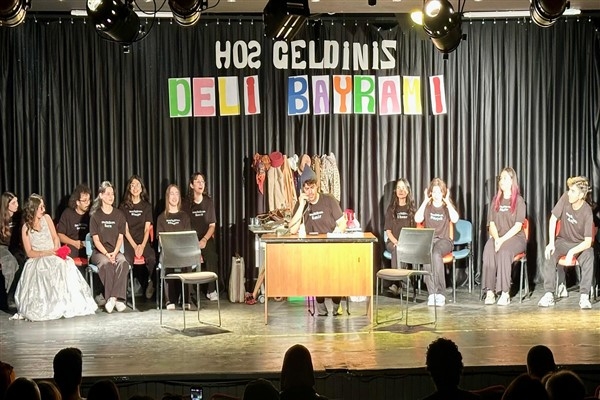 Genç İzmir’den tiyatroseverlere “Deli Bayramı” oyunu