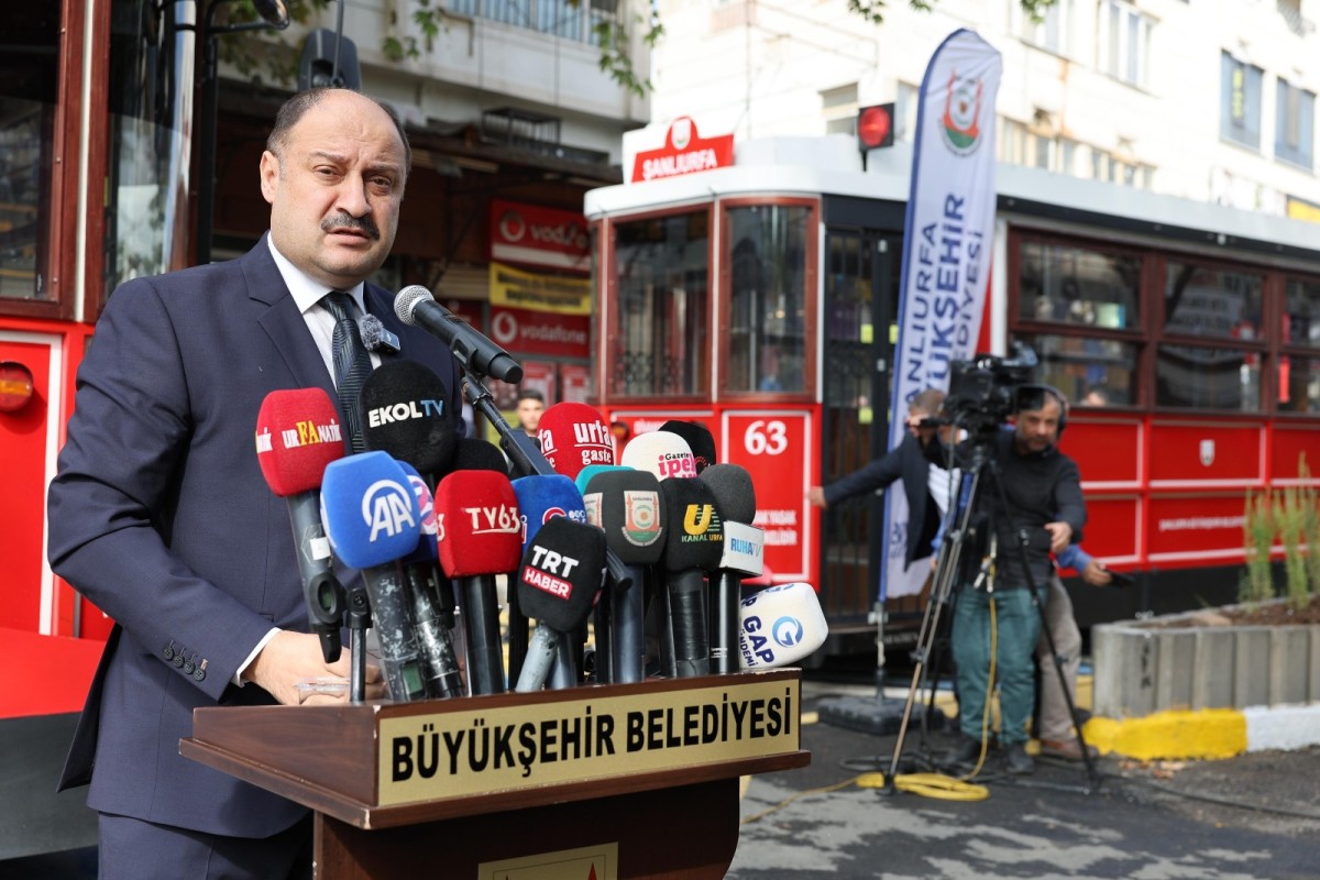 ŞANLIURFA’DA TARİHİ ADIM: DİVANYOLU TRAFİĞE KAPATILDI, NOSTALJİK TRAMVAY SEFERLERİ BAŞLADI