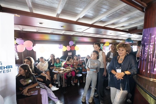 Büyükşehir, Dünya Kız Çocukları Günü'nde çocukları Tarihi Bergama Vapuru’nda ağırladı