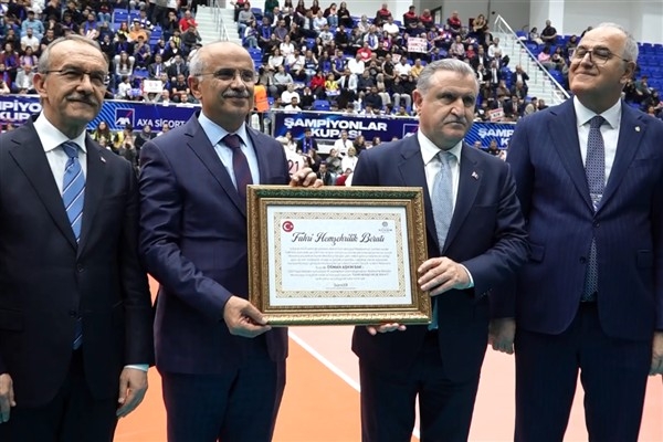 Başkan Er, Bakan Bak'a &Prime;Fahri Hemşehrilik Beratı&Prime; verdi