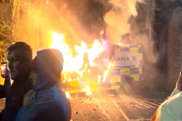 Dublin'de protestocular üçüncü günde de sığınmacı hotelini hedef aldı
