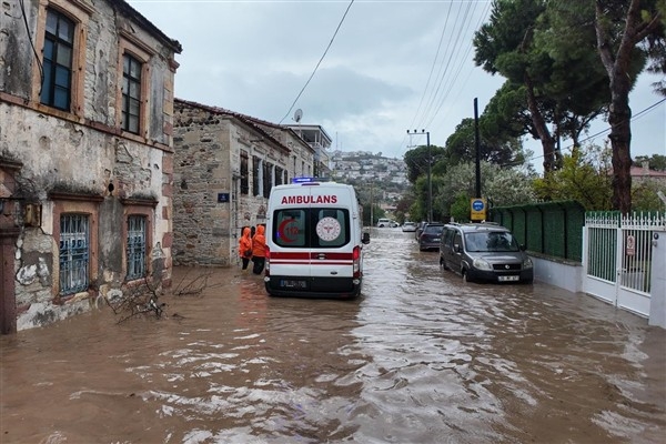 Foça’da etkili olan yağış sonrası ekipler seferber oldu