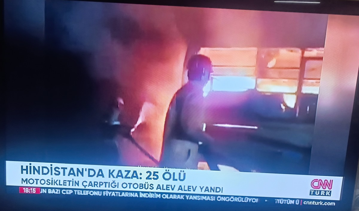 Hindistan’da Feci Kaza: Motosikletin Çarptığı Otobüs Alev Alev Yandı — 25 Ölü