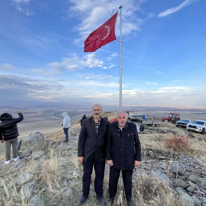 Karslı Köylülerden Gurur Dolu Hareket: Karakuzu Dağı’na Türk Bayrağı Diktiler