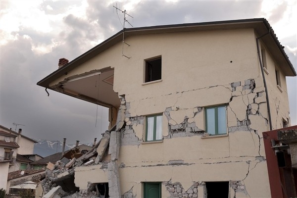AKUT Kocaeli ekibi, Gebze'de yıkılan binada mahsur kalanlar için operasyona çıktı