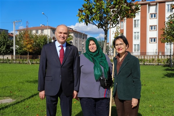 Başkan Özlü ve eşinden temizlik görevlisine sürpriz ziyaret