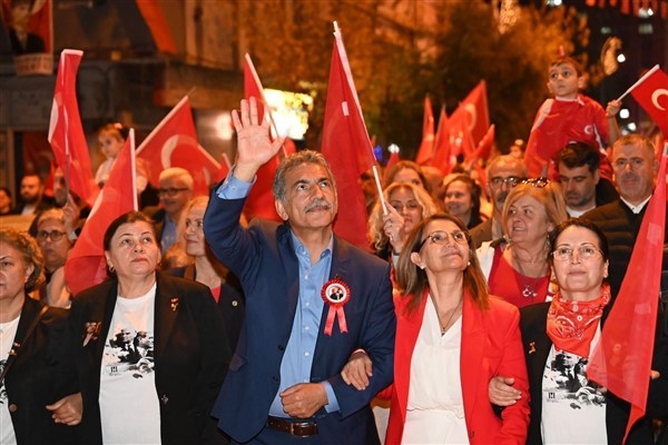 Gemlik'te Cumhuriyet Bayramı kutlamaları kapsamında kortej yürüyüşü gerçekleşti