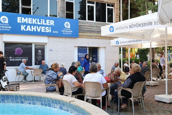 Alanya Mahmutlar Emekliler Kahvesi, emeklilerden ilgi görüyor