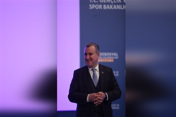 Bakan Bak, gençler arası ses yarışmasını izledi