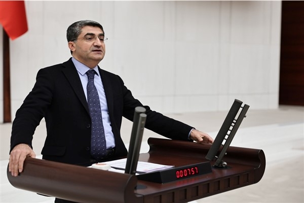Ekmen: Kendi sorununu kendin çözersin, kimse mucizevi bir yardım getirmeyecek