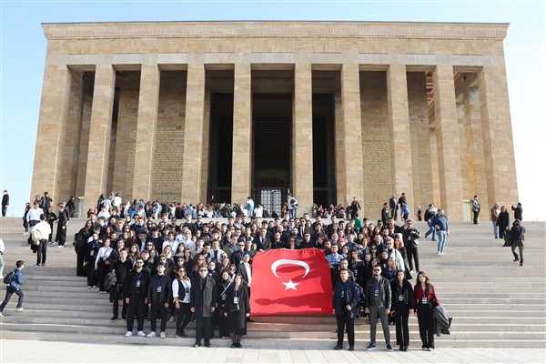 Bursalı gençlerden Anıtkabir’e ziyaret