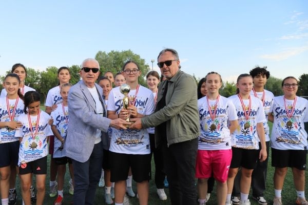 Eskişehir Büyükşehir Spor Kulübü U15 Kızlar Ligi’nin ilk şampiyonu oldu