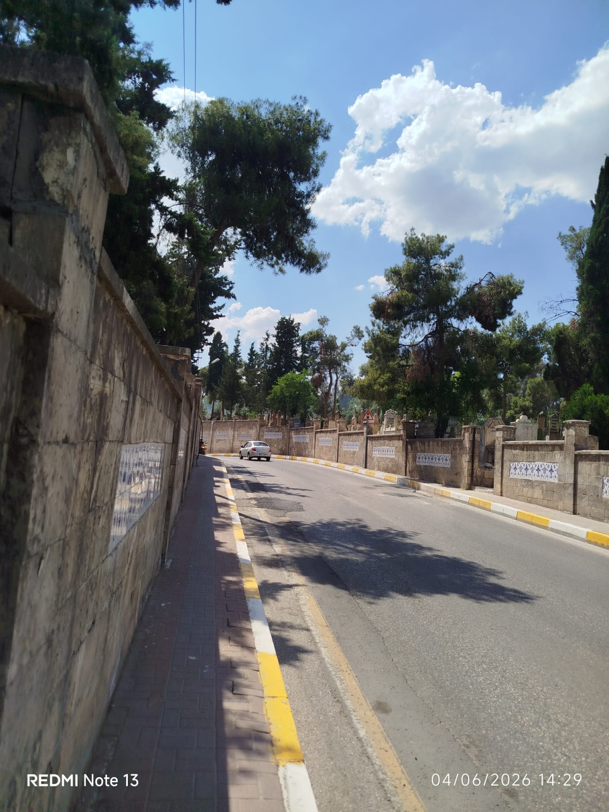 Şanlıurfa’da Mezarlıkta Tepki Çeken Görüntüler: Temizlik İçin Toplanan Otlar Yakıldı