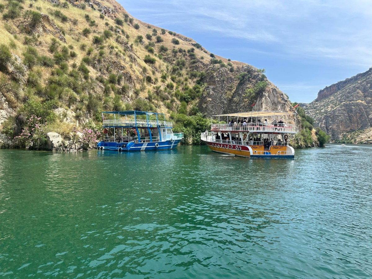 Halfeti’de Arızalanan Tur Teknesindeki Yolcular Jandarma Tarafından Kurtarıldı