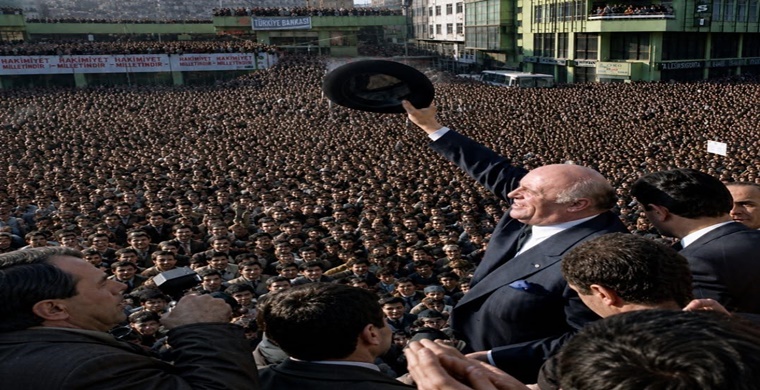 Demokratların Kumaşı Başkadır