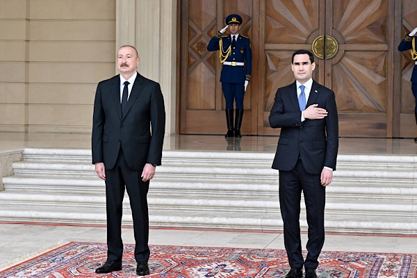 Aliyev, Türkmenistanlı mevkidaşı Berdimuhamedov ile bir araya geldi