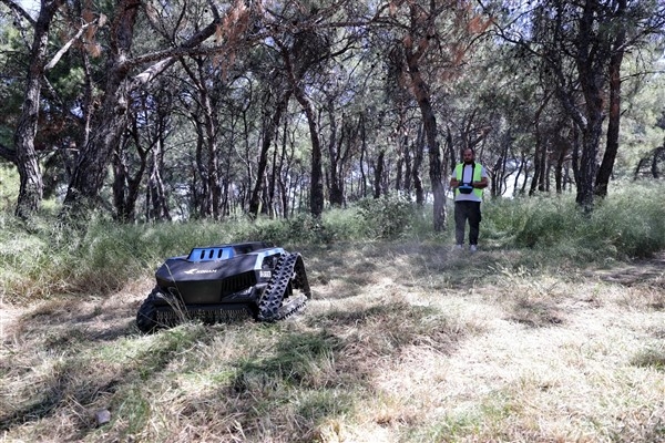 Konak Belediyesi ot biçme robotunu hizmete aldı