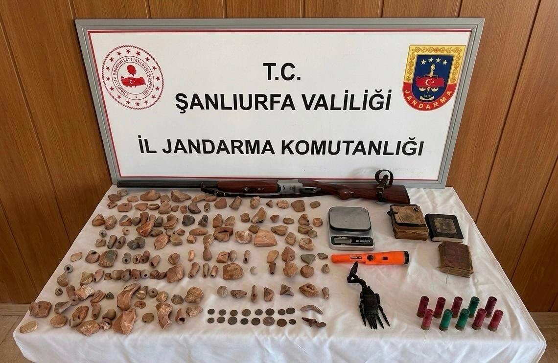 Halfeti’de Tarihi Eser Operasyonu: 140 Parça Tarihi Obje Ele Geçirildi