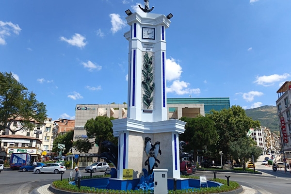 Gemlik Saat Kulesi çevresinde düzenleme çalışmaları başlatıldı