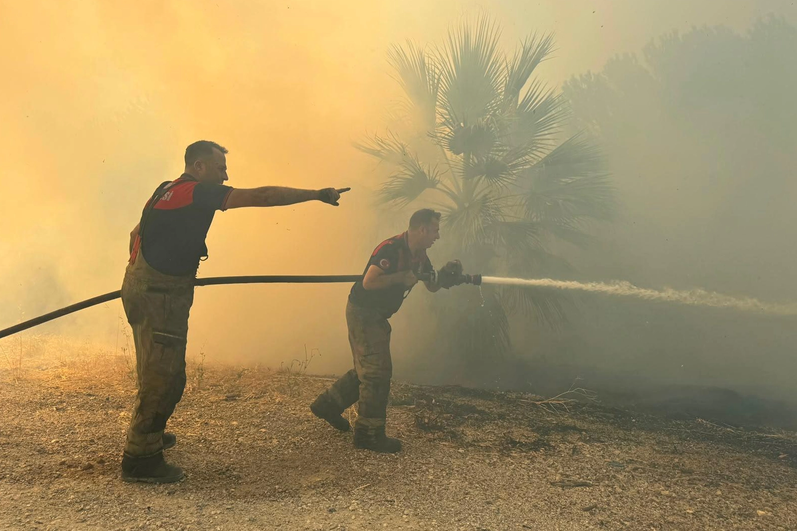 Menemen’de Ot Yangını Sanayi Bölgesine Sıçradı: Ekipler Seferber Oldu
