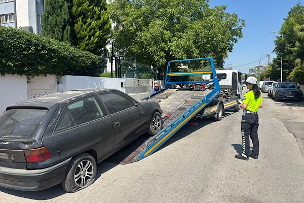 Manisa'da sahipsiz hurda araçlara yönelik denetimler sürüyor