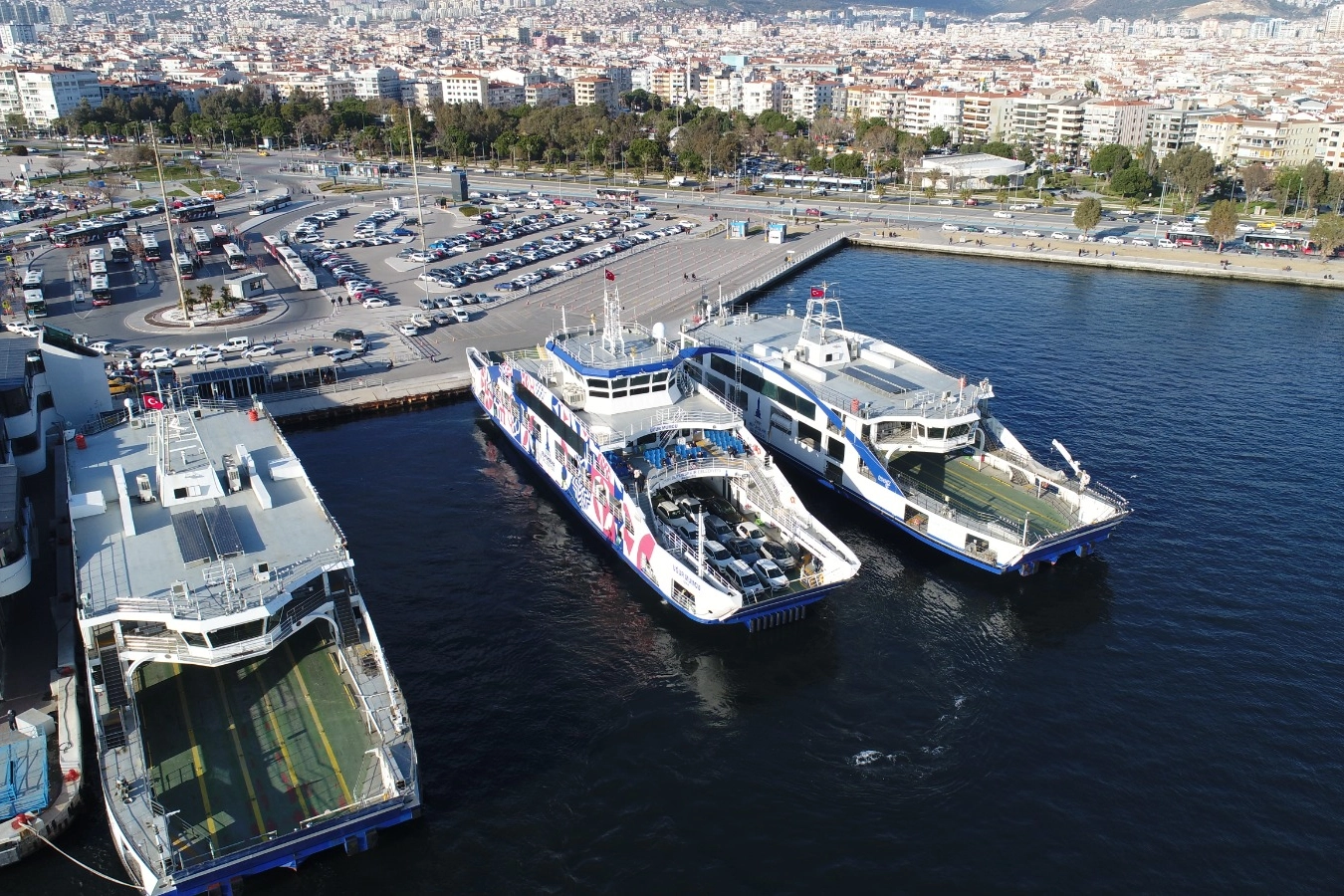 İzmir’de Arabalı Vapur Seferleri Trafiğe Nefes Aldırdı