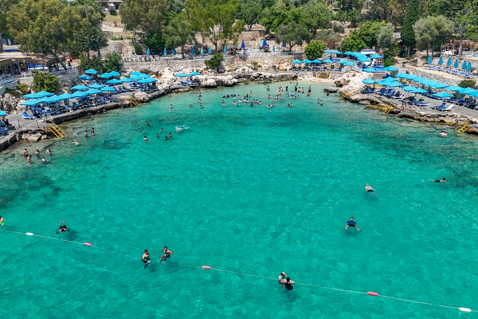 Mersin’de Plajlar Tatilcilerle Dolup Taşıyor