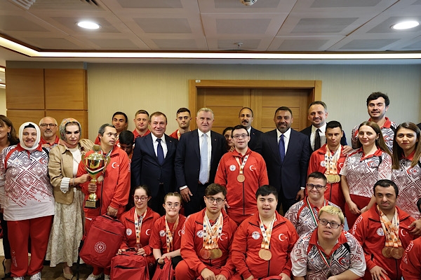 Bakan Bak, madalya kazanan özel sporcuları kabul etti
