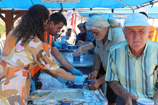 Antalya genelinde yaklaşık 50 bin kişiye aşure ikram edildi