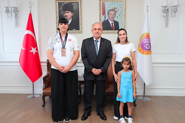 Vali Erol, Türkiye Şampiyonu Nedime Bulat'ı ağırladı
