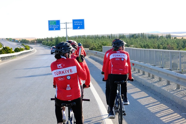 Görme engelli bisikletçiler, 15 Temmuz için Konya'dan Ankara'ya pedal çevirdi