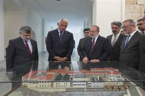 Bakan Ersoy, Türkiye Uluslararası İslam, Bilim ve Teknoloji Üniversitesi'ni ziyaret etti