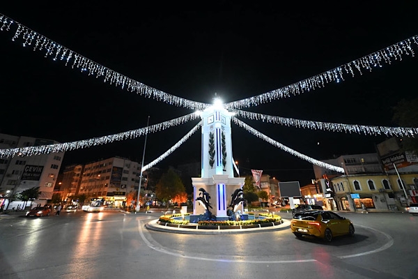 Gemlik Meydanı ışıl ışıl bir görünüm kazandı