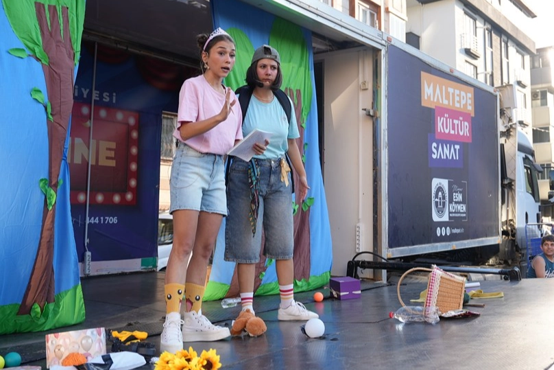 Maltepe’de Miniklere Açık Havada Tiyatro Keyfi