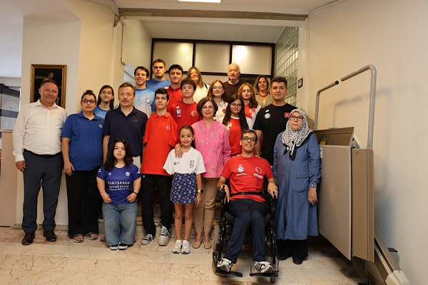 Başkan Ünlüce, paralimpik ve işitme engelli yüzücüleri ağırladı