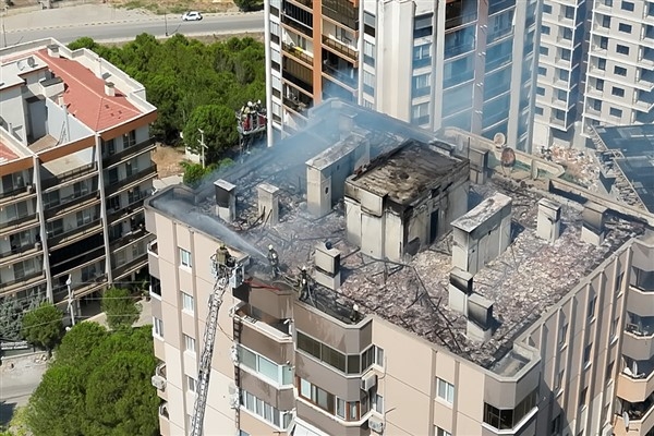 Menemen'de çatı yangınında mahsur kalan 3 işçi kurtarıldı