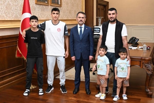 Minikler Türkiye Şampiyonu Ali Osman Can'dan Vali Aktaş'a ziyaret