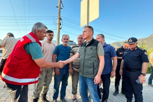 Muğla Valisi Akbıyık, Yeşilüzümlü’de vatandaşlarla bir araya geldi