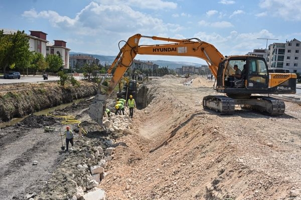 Ürünlü Deresi’nde ıslah ve yol düzenleme çalışması