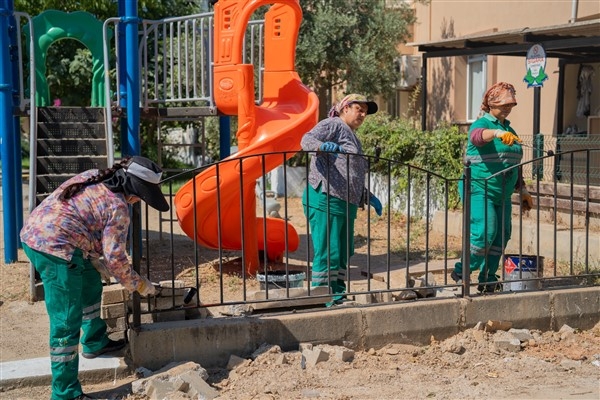 Milas'ta park ve yeşil alanlarda bakım çalışmaları sürüyor